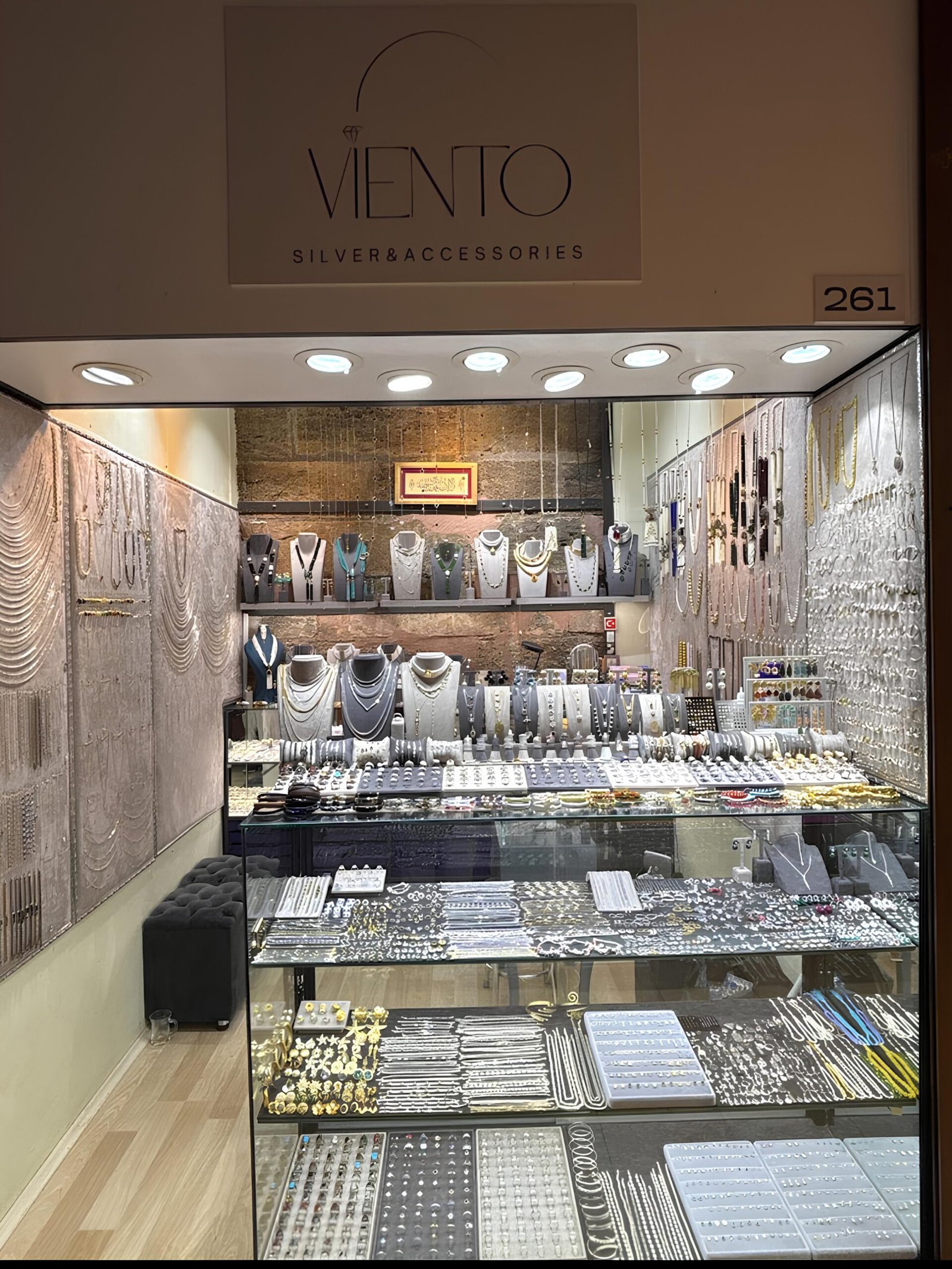 Viento Jewellery Fatih: İstanbul Fatih'teki tarihi Cevahir Bedesteni'nde yer alan Viento Jewellery'de el yapımı mücevherlerin eşsiz güzelliğini keşfedin. Altın, gümüş ve değerli taşlardan oluşan özel tasarımlarımızla sizleri Beyazıt, Cevahir Bedesteni Sk. No: 261 adresindeki mağazamıza bekliyoruz.